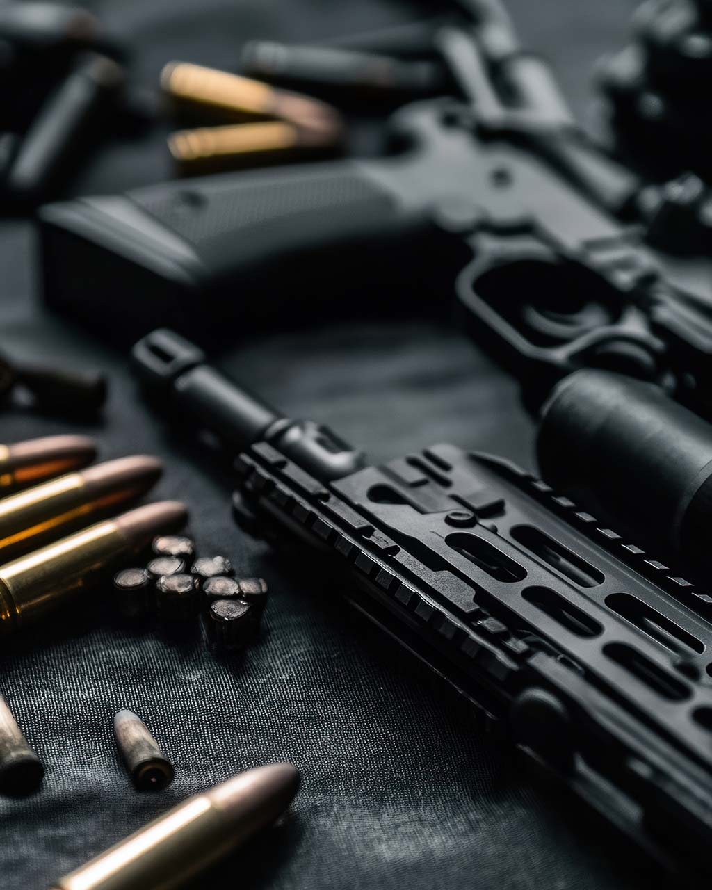 lufą karabinu, pistolet i amunicja leżące na stole