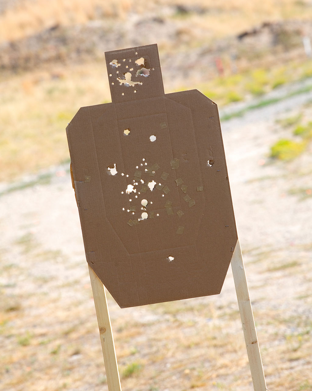 tarcza kartonowa IDPA podziurawiona przez amunicję