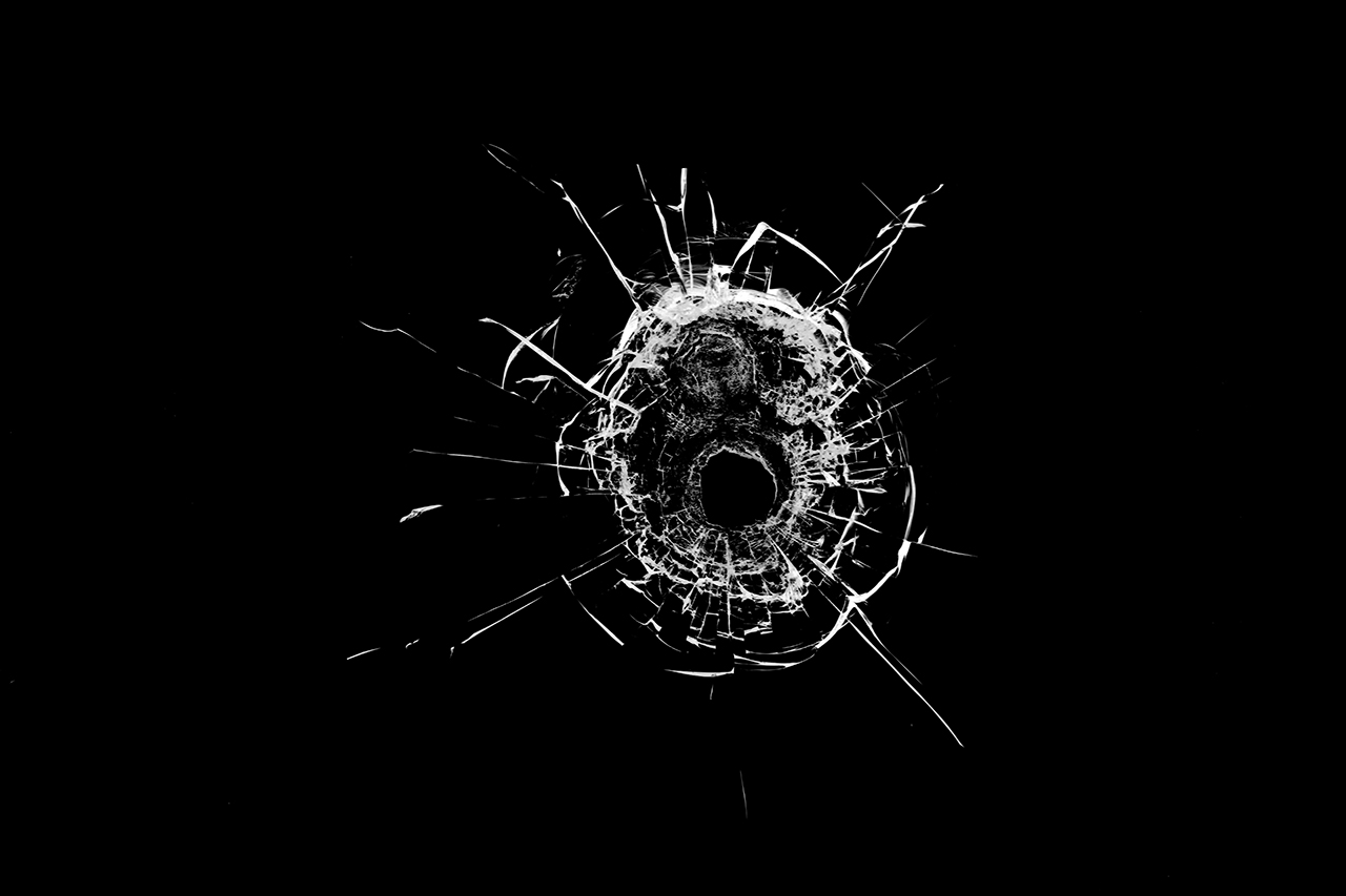 dziura w szybie po strzale z broni